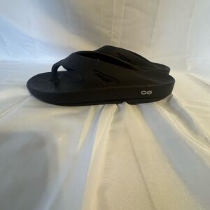 OOFOS Black unisex Flip Flops